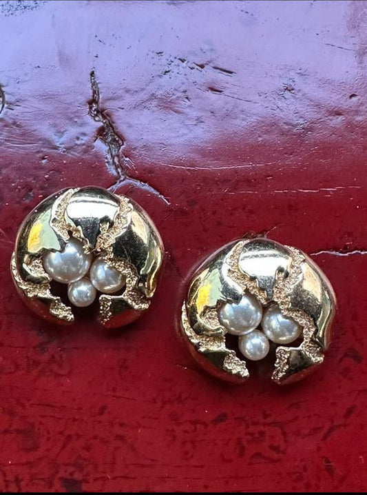 VINTAGE - ROUND EAR CLIPS WITH THREE PEARLS