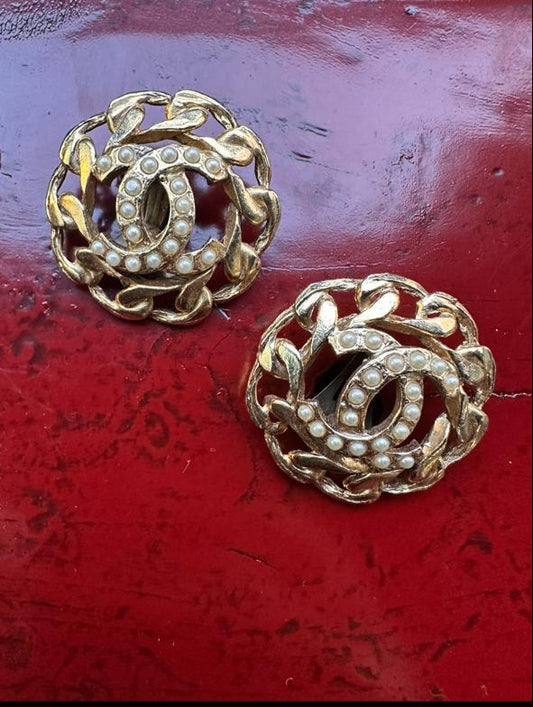 VINTAGE - CHANEL ROUND EAR CLIPS